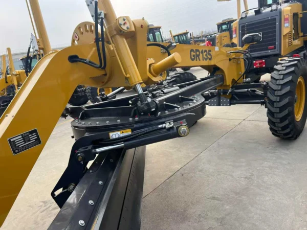 XCMG GR135 Motor Grader (4) XCMG GR135 Small Motor Grader