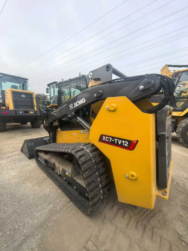 XCMG XC7-TV12 Track Skid Steer Loader (2) XCMG XC7-TV12 Compact Skid Steer Loader