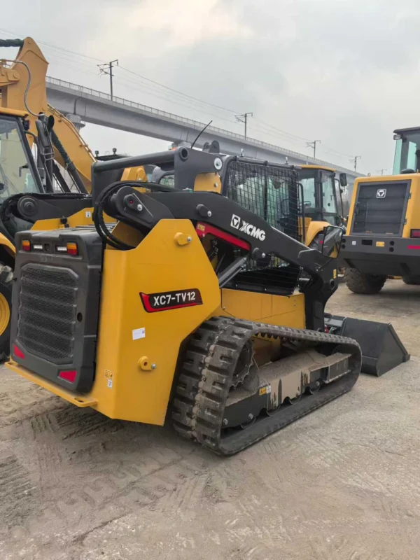 XCMG XC7-TV12 Track Skid Steer Loader (4) XCMG XC7-TV12 Compact Skid Steer Loader