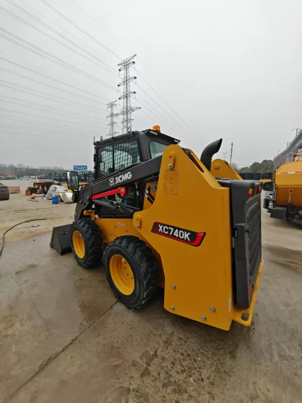 XCMG XC740K Skid Steer Loader (2) XCMG XC740K Skid Steer Loader