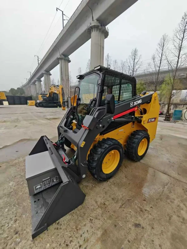 XCMG XC740K Skid Steer Loader (4) XCMG XC740K Skid Steer Loader