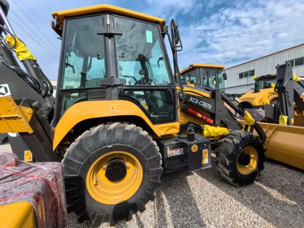 XCMG XC870K Backhoe Loader (4) XCMG XC870K Backhoe Loader