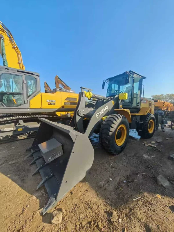 XCMG XC938 Wheel Loader (4) XCMG XC938 3 Ton Wheel Loader Rental